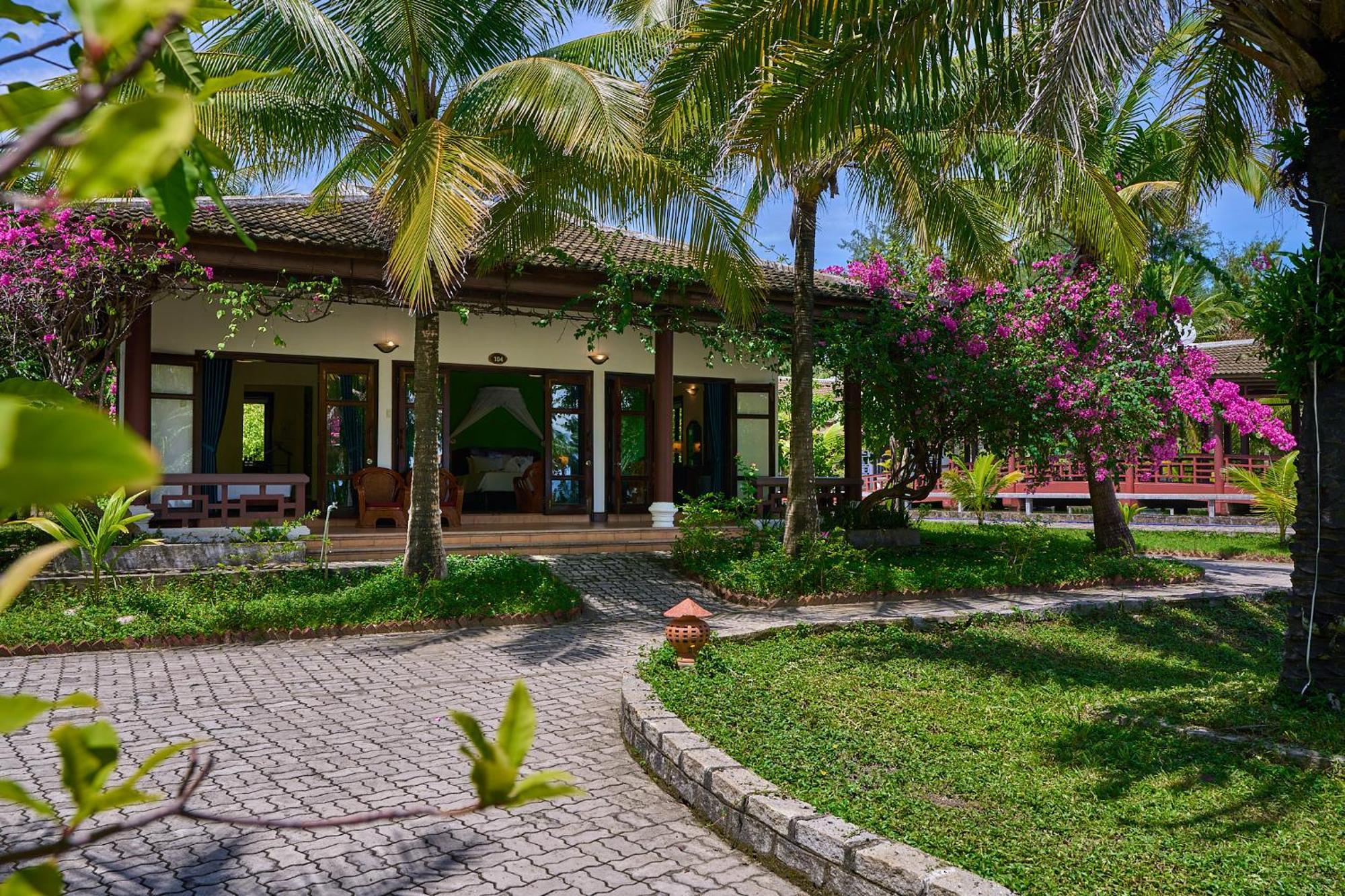 Lang Co Beach Resort Bagian luar foto