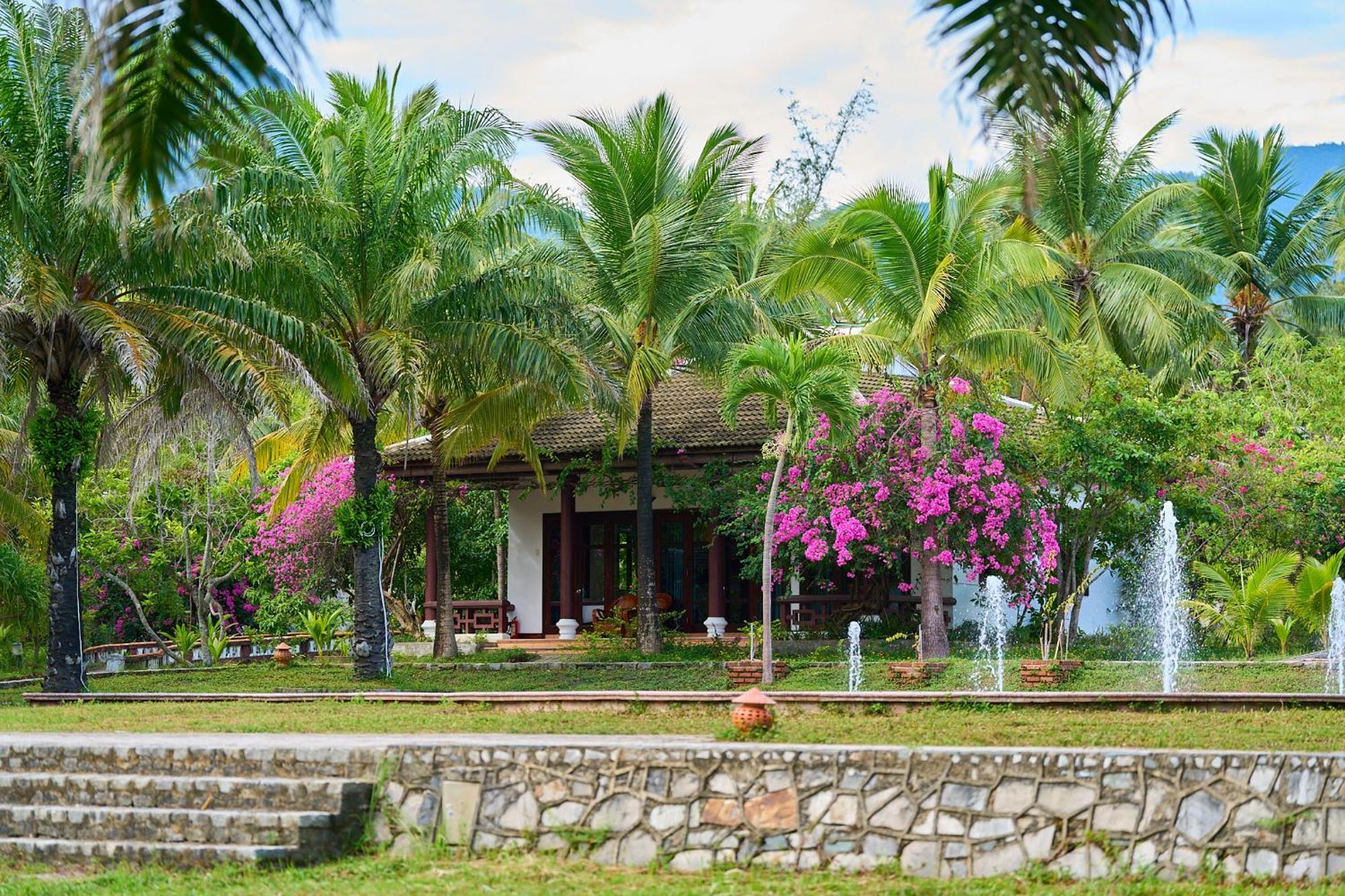 Lang Co Beach Resort Bagian luar foto