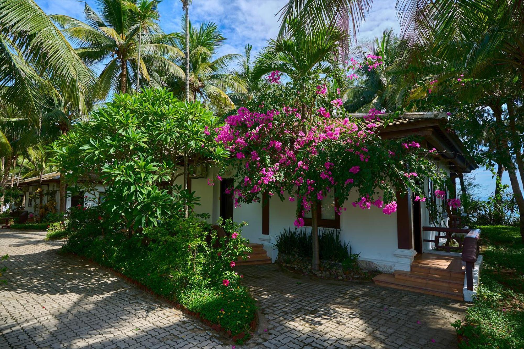 Lang Co Beach Resort Bagian luar foto