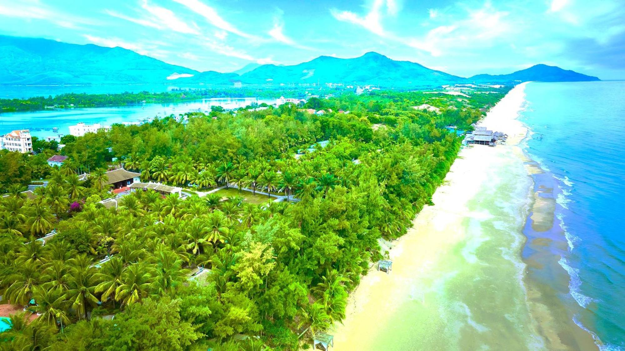 Lang Co Beach Resort Bagian luar foto