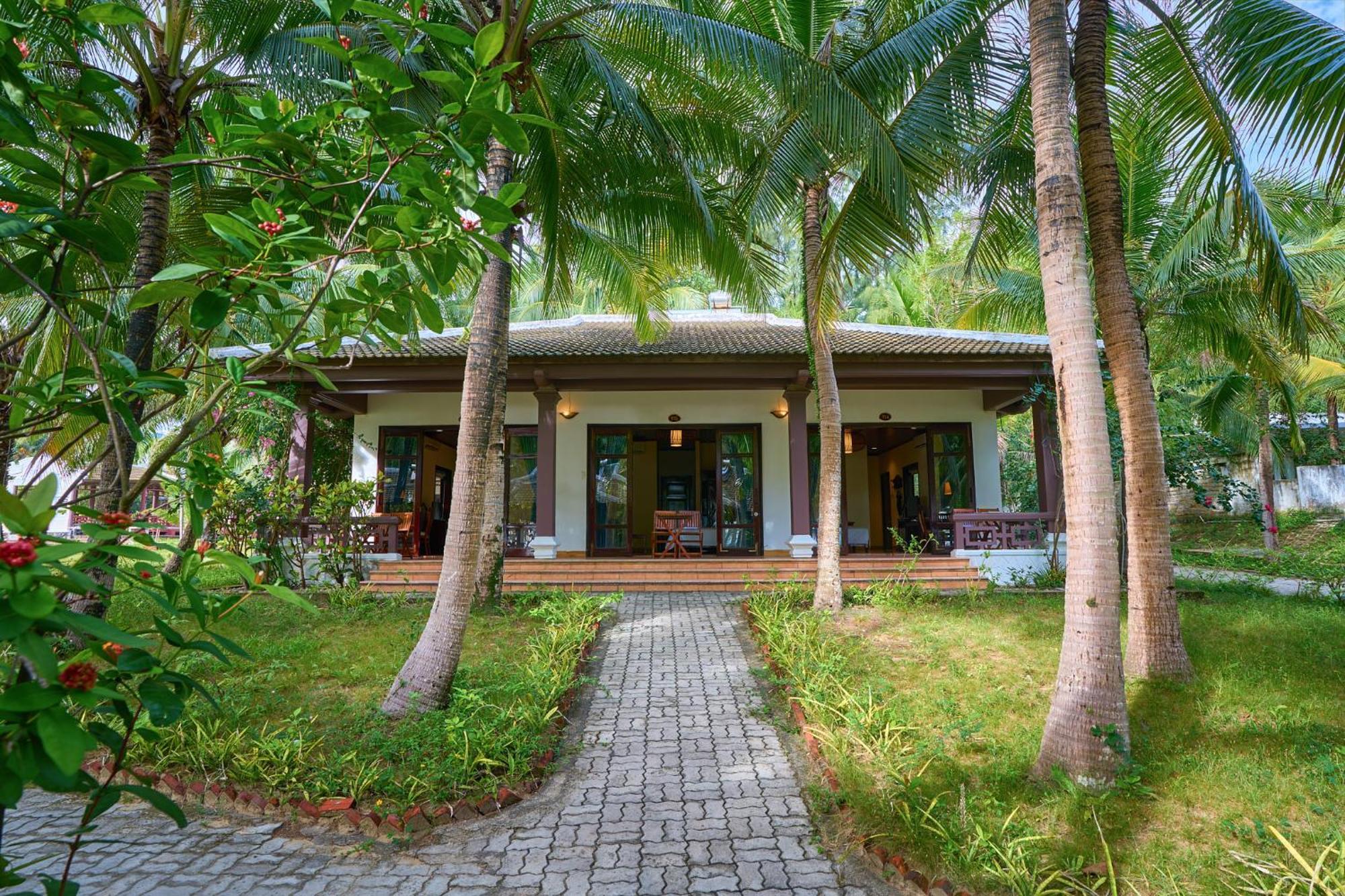Lang Co Beach Resort Bagian luar foto